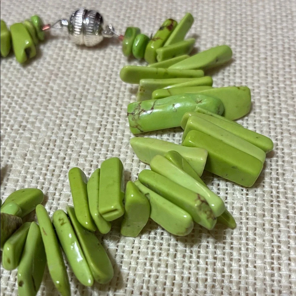 Green apple turquoise teeth gemstone magnetic clasp bracelet - Picture 4 of 8